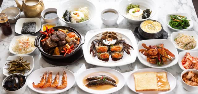 소갈비찜 냄비와 간장게장, 새우 구이가 함께 오른 행복세트 한 상