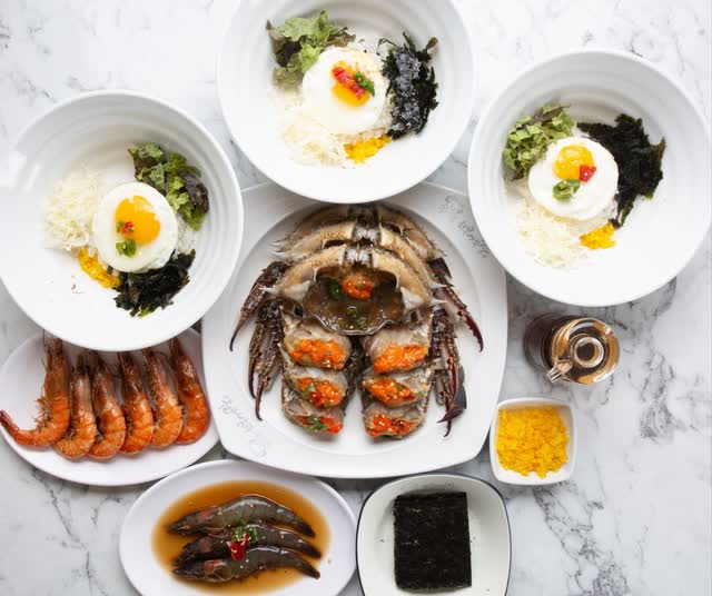 위에서 내려다본 한 상 — 후라이비빔밥 세 그릇과 간장게장, 새우소금구이와 김