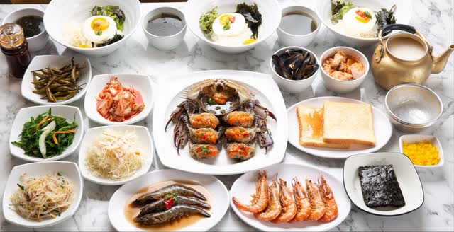 간장게장을 가운데 두고 새우장, 새우소금구이, 후라이비빔밥과 밑반찬이 둘러선 한 상